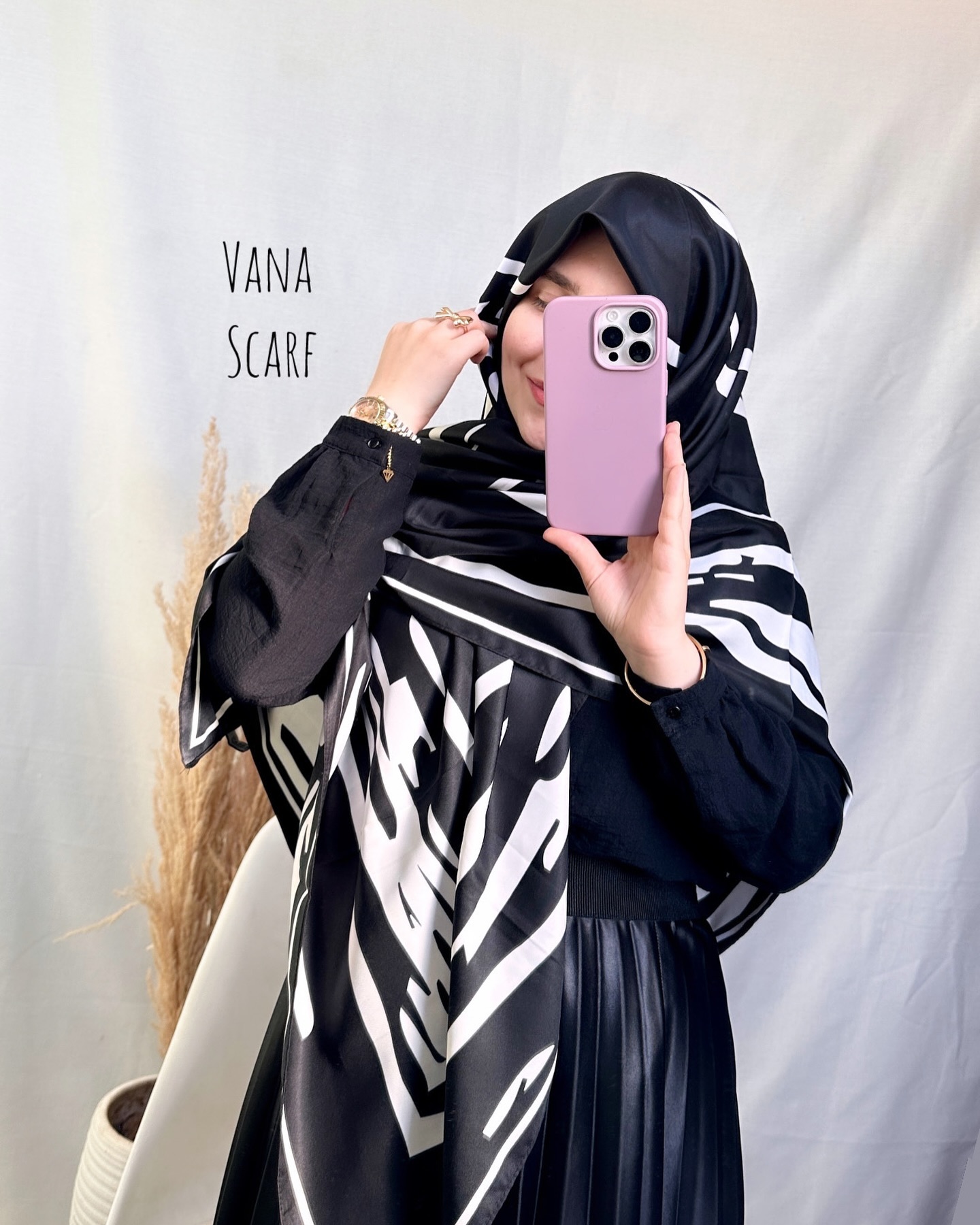 SaveClip.App_463970413_344668552024659_2303623945519625632_n روسری ابریشم سفید مشکی - Image 1